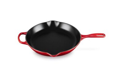 Le Creuset Signature Skillet Review 2026: Is the Cast Iron Worth It? 2 Le Creuset Signature Skillet Review 2026: Is the Cast Iron Worth It?